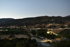 Βραδινή άποψη του χωριού προς τα βόρεια. Σε πρώτο πλάνο το πάρκο. Ιούλιος 2022