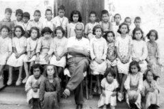 Δημοτικό Σχολείο Ακρούντας. Σχολική Χρονιά 1954-1955. Δάσκαλος ο κ. Ευτύχιος.