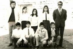 Οι μαθητές και οι μαθήτριες της Στ' τάξης του Δημοτικού Σχολείου Ακρούντας το 1974.