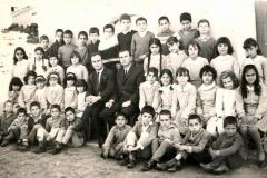 Οι μαθητές και οι μαθήτριες του Δημοτικού Σχολείου Ακρούντας το 1968. Δάσκαλοι οι κ. Κώστας Παπαδόπουλος και κ. Στέλιος Ευθυμίου.