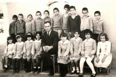 Οι μαθητές και οι μαθήτριες Α', Β' ΚΑΙ Γ' τάξης του Δημοτικού Σχολείου Ακρούντας το 1968. Δάσκαλος ο κ. Κώστας Παπαδόπουλος.